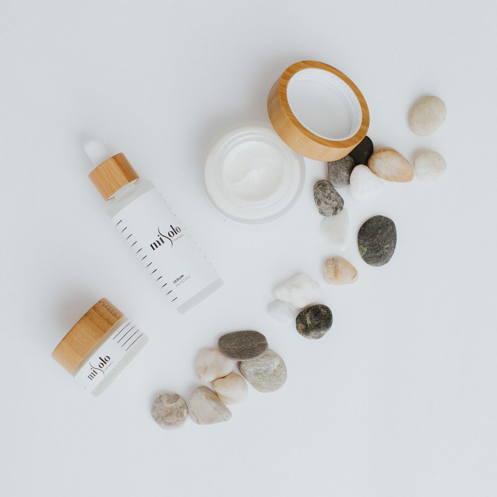 Face and neck cooling sheets, flat lay